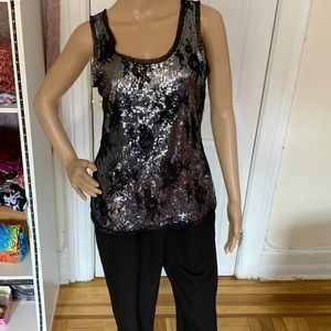 🍾🎊🎉❤️❤️❤️❤️❤️top for woman’s size medium WHITE /BLACK 🎉🎊🍾❤️❤️❤️❤️❤️